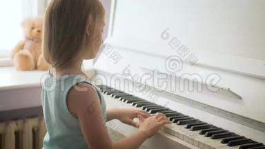 在家学习<strong>弹钢琴</strong>的小女孩.. 学龄前儿童玩音乐乐器